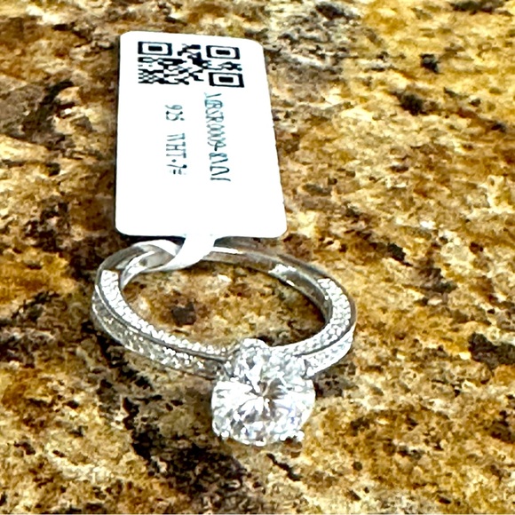 ✨💎GORGEOUS💎✨2 CT 8.0MM SOLITAIRE MOISSANITE RING SET IN 925 STERLING SILVER - Picture 1 of 7